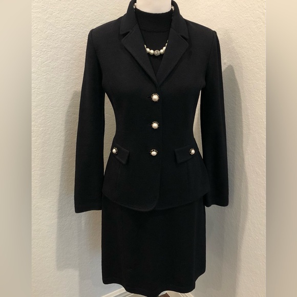 Sold St. John Collection Black Santana Knit Jacket with Signature Pearl Buttons - Picture 4 of 10